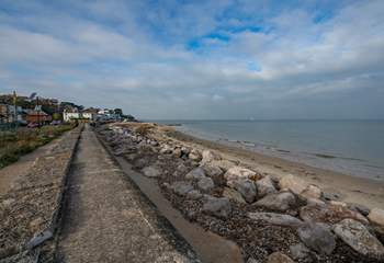 Steps away from Tides Reach, you're able to walk into Seaview Village or Ryde. 