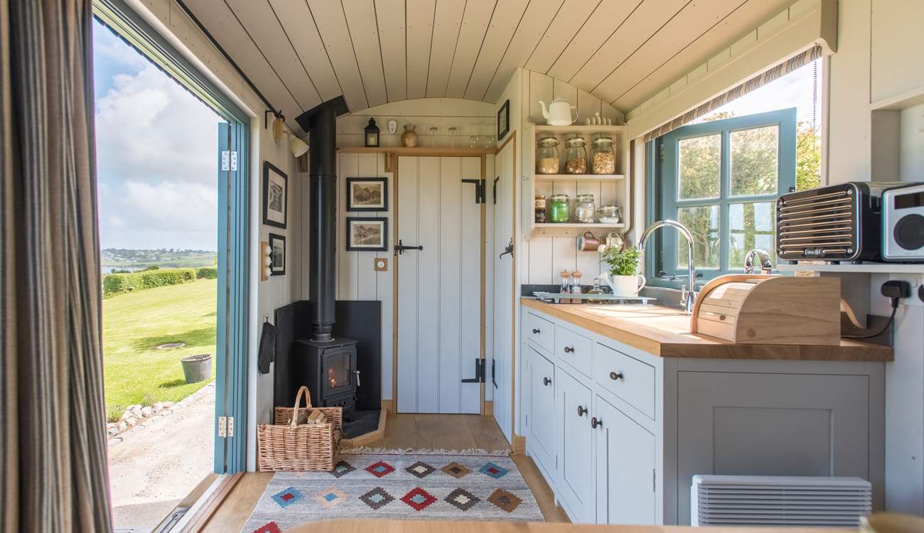 The kitchen-area, complete with induction hob, is very well-equipped.