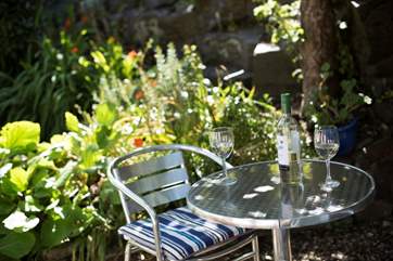 Relax, alfresco.