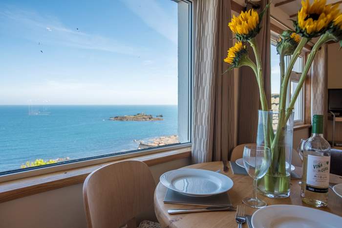 Elvan Loft is a 1 bedroom apartment with sea views, near the beach in Mousehole, West Cornwall.