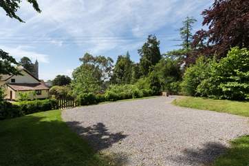 The cottage has its own drive entrance and this large level parking-area right next to the garden. You can see the little garden gate and the cottage beyond.