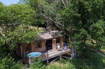 King's Cabin is hidden in the trees on the edge of a hilltop clearing, with only it's brother, George Cabin, as it's neighbour (both are private from each other).