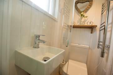 The lovely en suite shower-room.