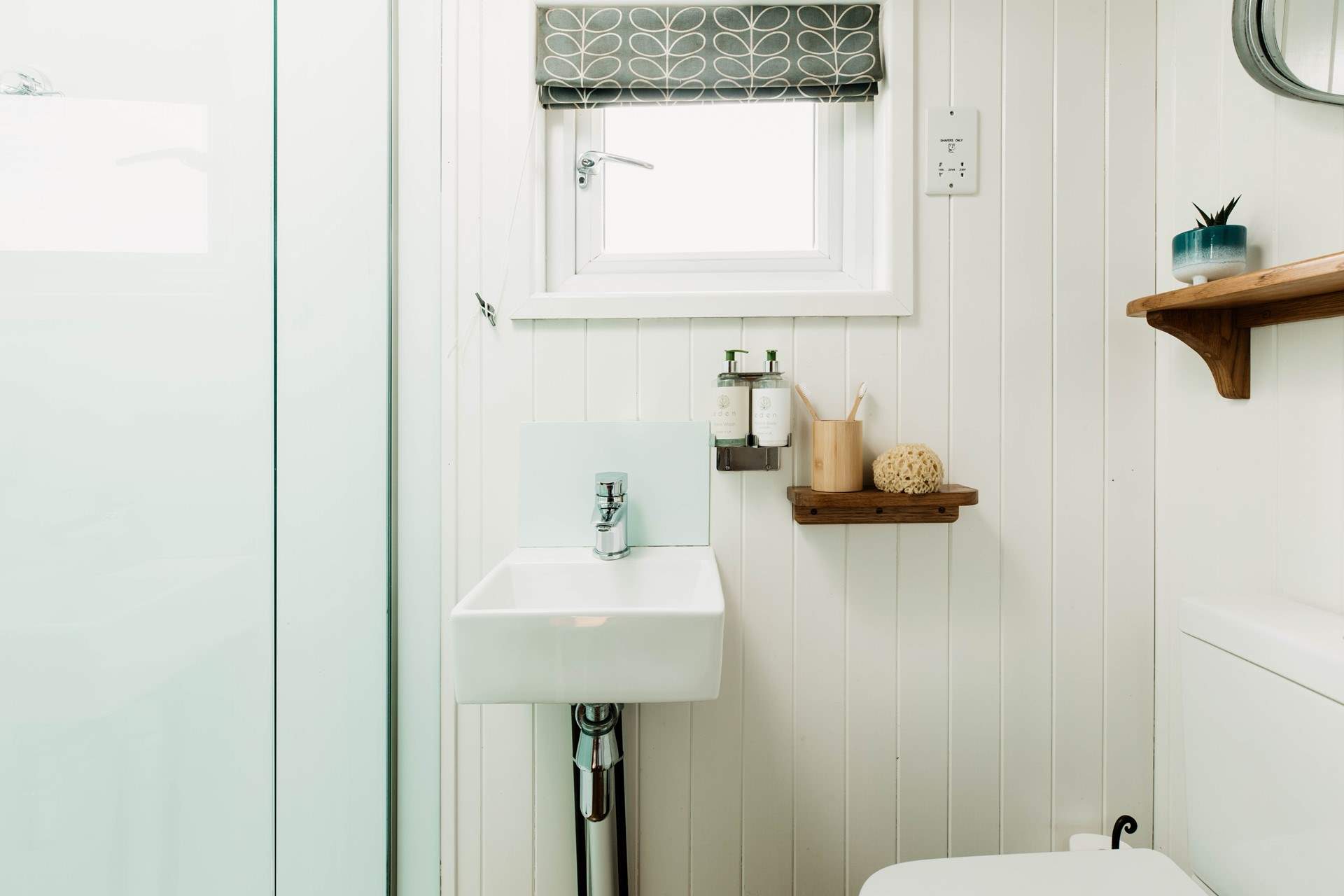 At the end of the hut you’ll find a shower room with WC