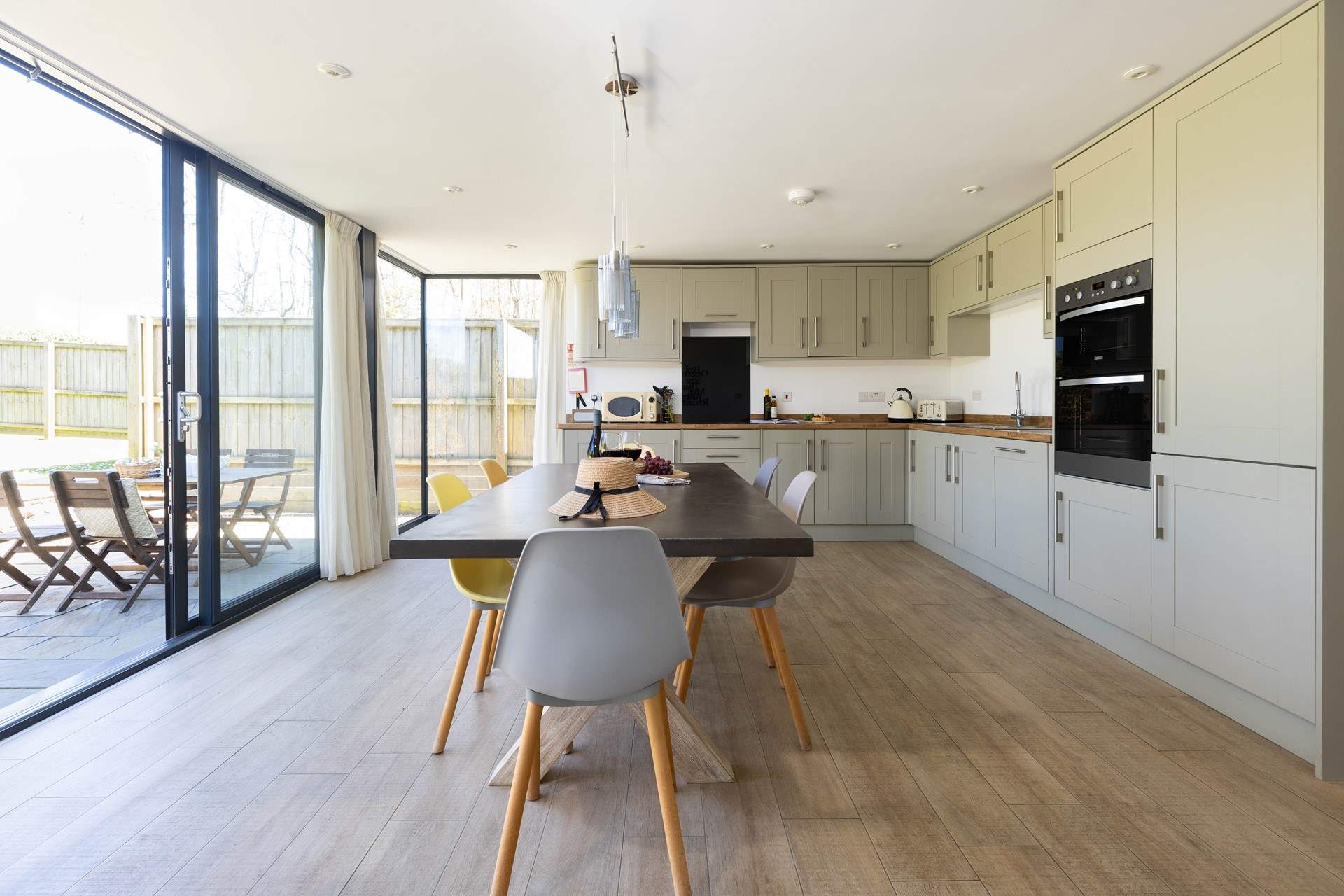 The kitchen is very well equipped. 