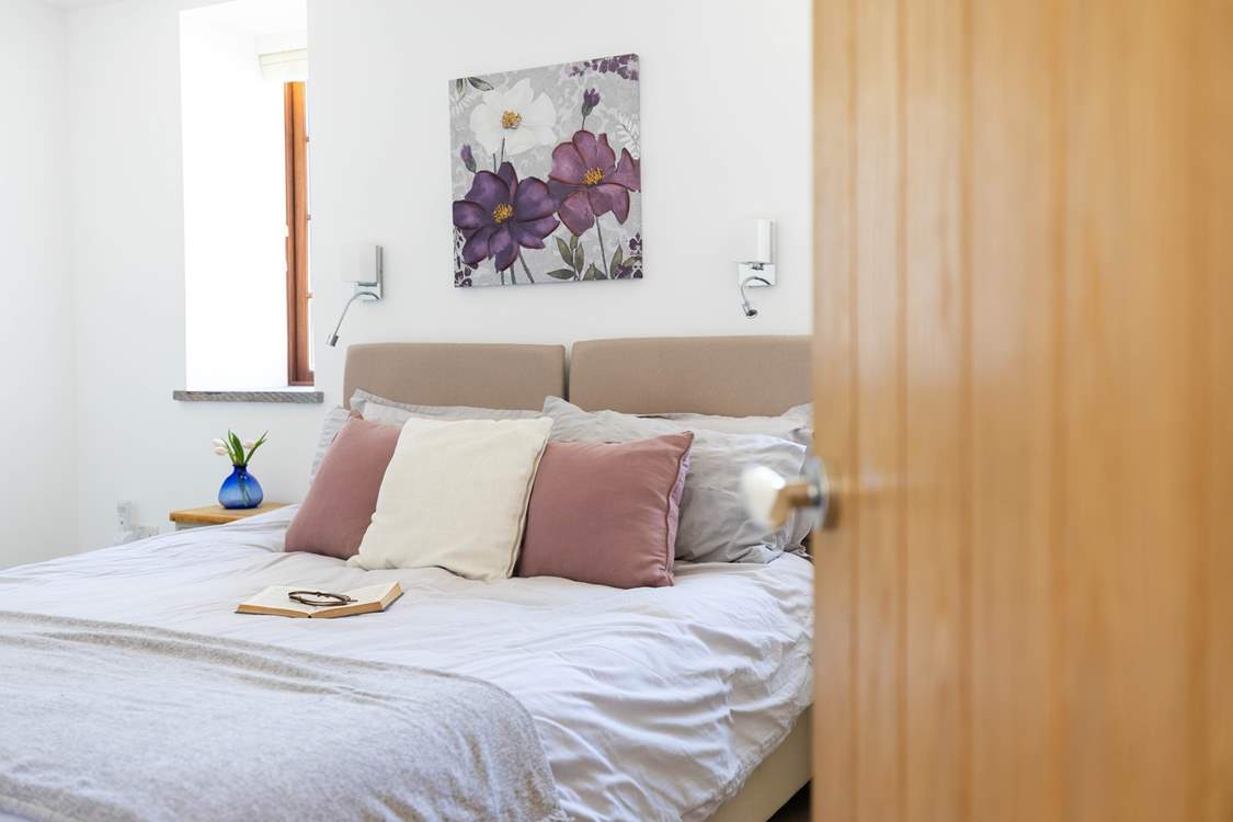 This bed can be set up as a king-size bed or 2'6'' twins.