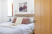 This bed can be set up as a king-size bed or 2'6'' twins.