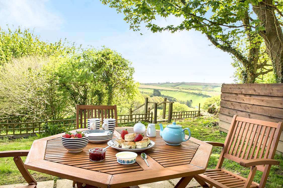 Enjoy leisurely holiday meals in the open-air with a wonderful backdrop.