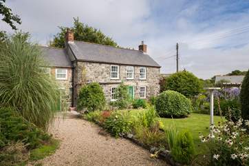 The pretty cottage is perfect for a small family or two couples who can have a bath/shower room each.