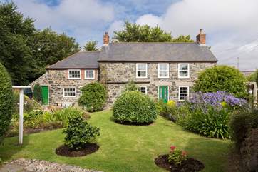 The Poplars is a pretty stone-built cottage in the small hamlet of Kuggar a short walk from the beach at Kennack Sands and less than 2 miles from Cadgwith. (The windows and doors are now blue).