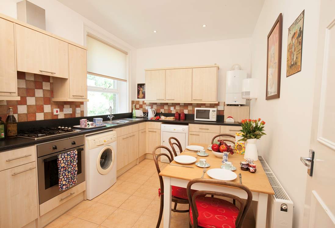 The charming well-equipped kitchen with seating for four.