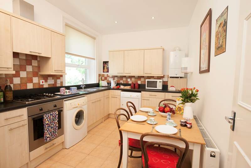 The charming well-equipped kitchen with seating for four.