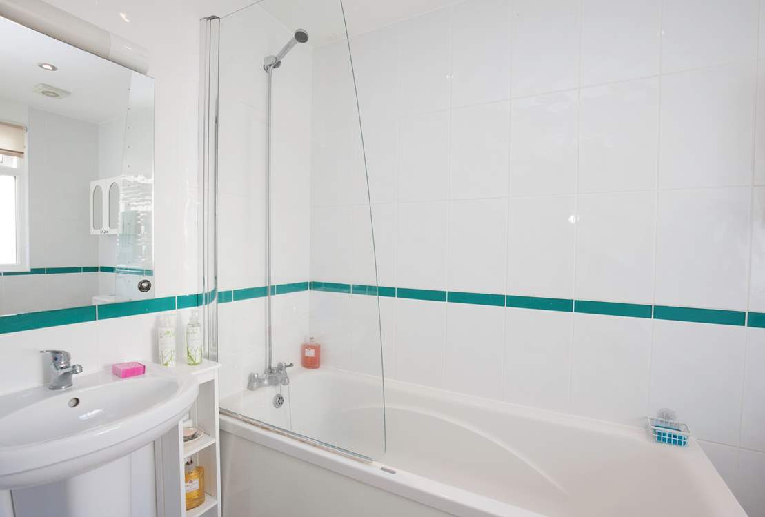 Modern family bathroom to enjoy a soak after your days' adventures.