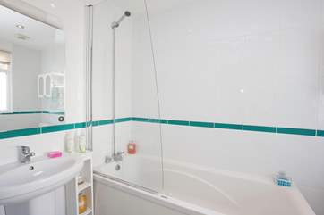 Modern family bathroom to enjoy a soak after your days' adventures.