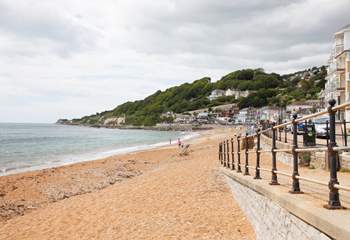 Ventnor seafront with the family-friendly Spyglass Inn at the end with fabulous patio seating.