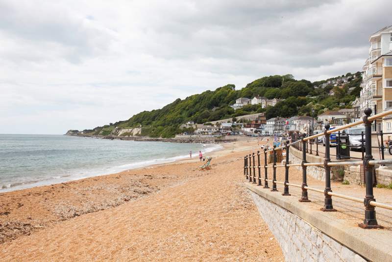 Ventnor seafront with the family-friendly Spyglass Inn at the end with fabulous patio seating.