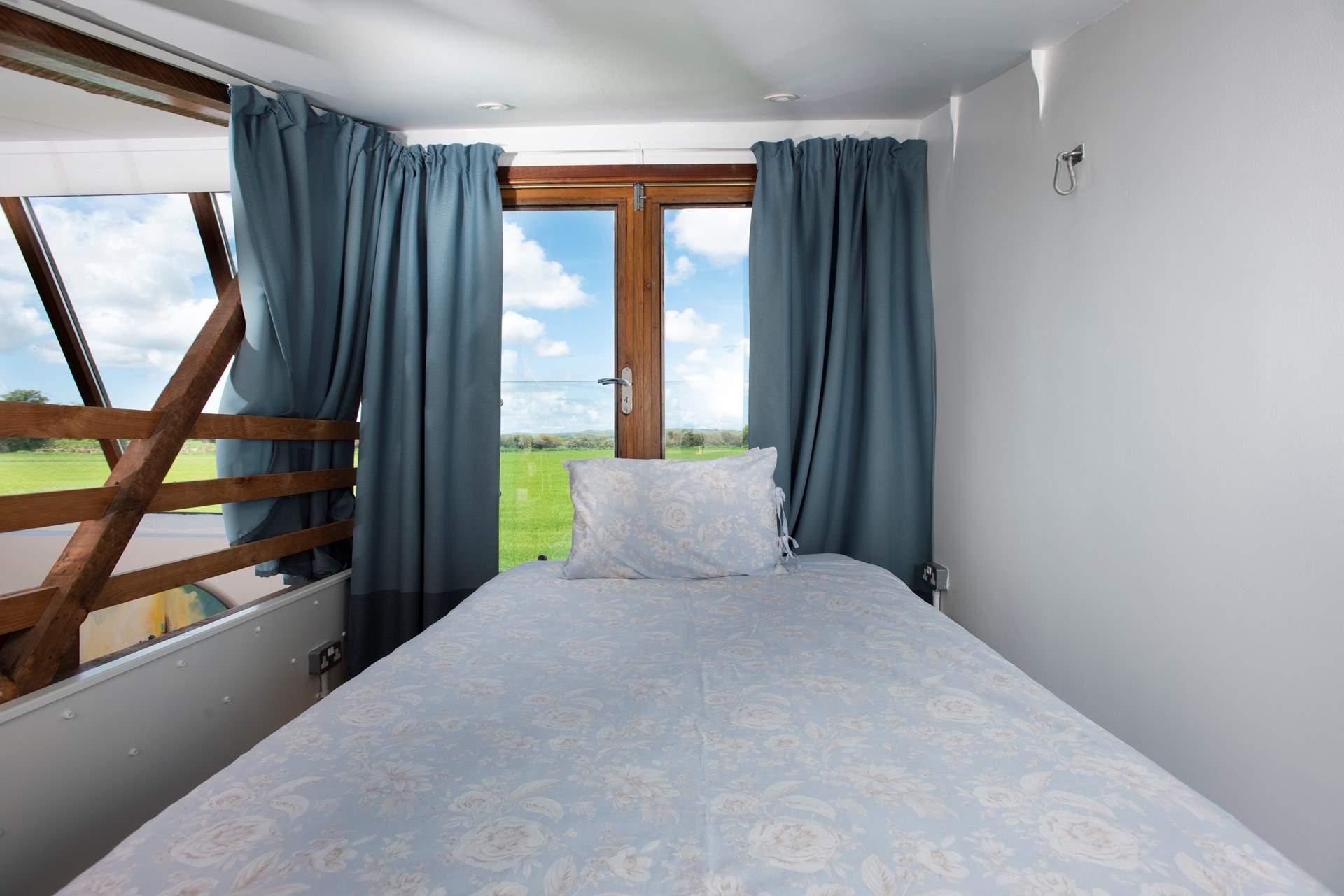 The single bed on the mezzanine.