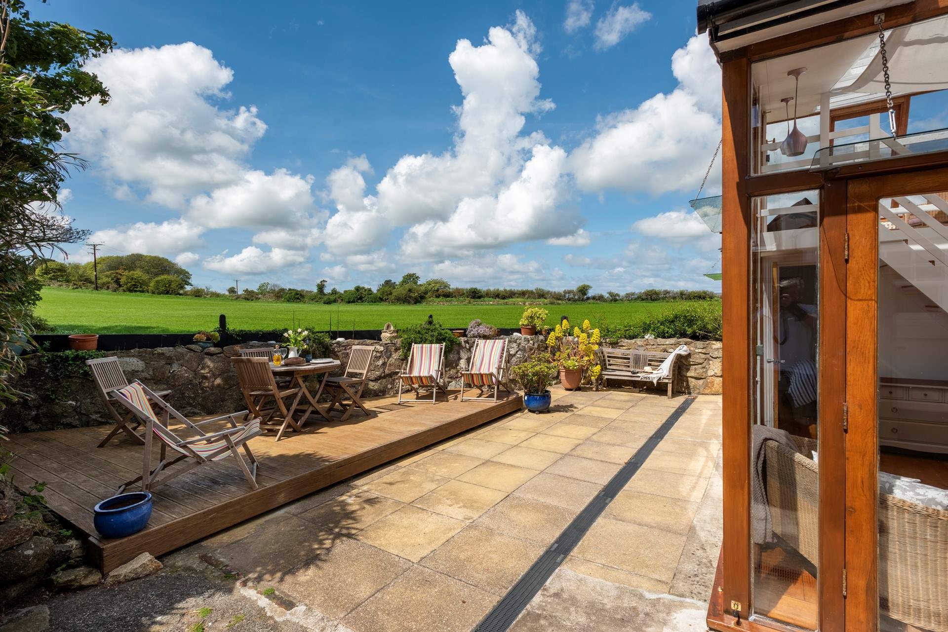 You will appreciate this peaceful countryside setting, yet just a stones throw from the sea.