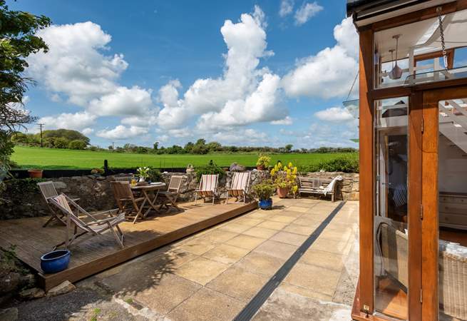 You will appreciate this peaceful countryside setting, yet just a stones throw from the sea.
