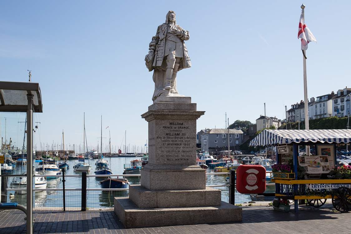 Proud statue of William, Prince of Orange stands on the edge of the harbour.