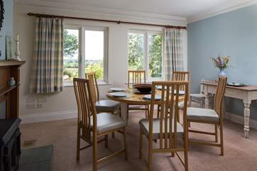 Comfortable dining-room. Seating available for the whole party.