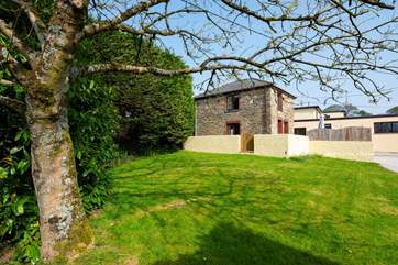 Nanteague Cottage is set to the side of the courtyard shared with Nanteague House (392) (not available in 2021)