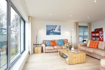 The extremely spacious living-room with direct sea views is the place for relaxation.
