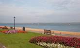 Take a walk along Cowes seafront. - Thumbnail Image