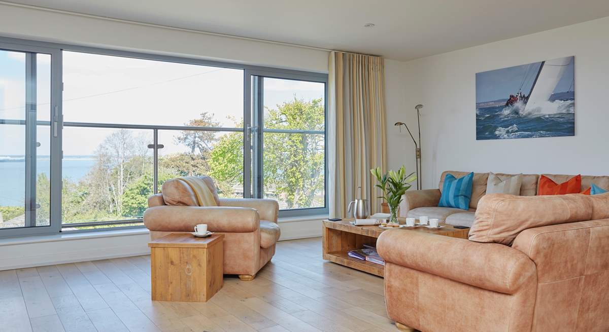 The extremely spacious living-room with direct sea views is the place for relaxation.