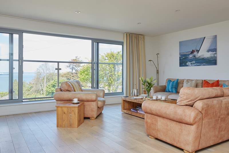 The extremely spacious living-room with direct sea views is the place for relaxation.