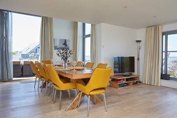 A fabulous room with spectacular views to enjoy a relaxed dinner party with family.