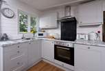 Built-in fridge, microwave, electric oven and hob - you have everything you need in this kitchen.