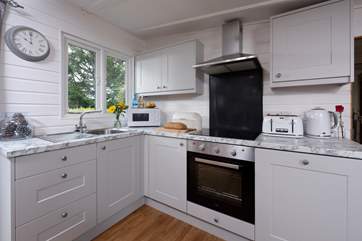 Built-in fridge, microwave, electric oven and hob - you have everything you need in this kitchen.