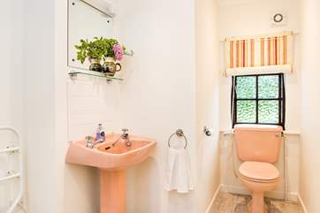 Amble Forge has two shower-rooms with fully functioning and perfectly preserved retro-style suites.