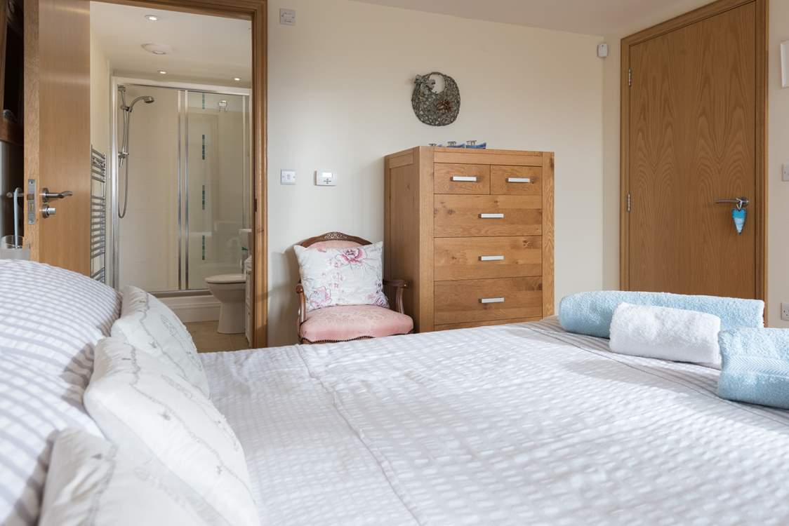 Bedroom 1 has a king-size bed (5') and en suite shower-room.