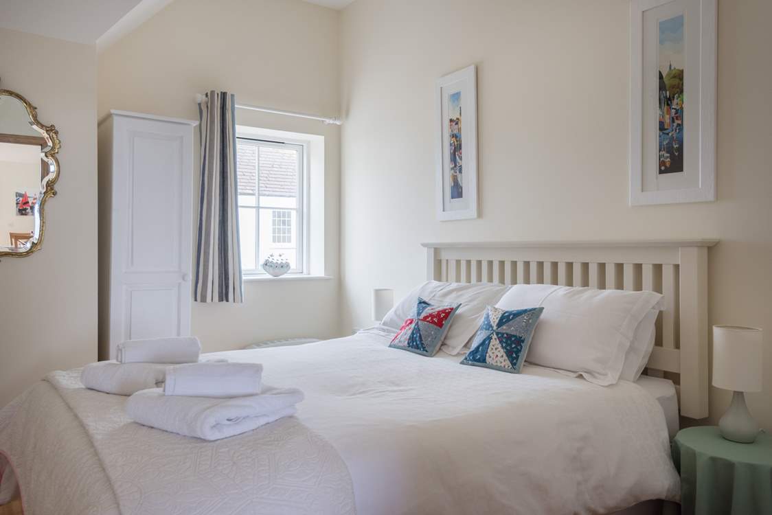 Bedroom 3 has a king-size bed (5').