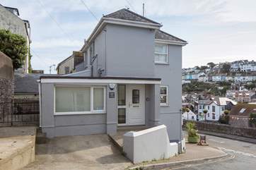 1 Apters Hill House is positioned in a great spot giving you easy access to the harbour and all highly recommended restaurants.