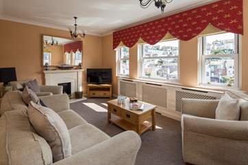 Light and airy sitting-room. Perfect for relaxing as a group, or playing a few traditional family games.