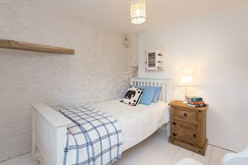 Another view of the single bedroom.