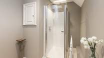 As with the family bathroom, this is a lovely contemporary room.
