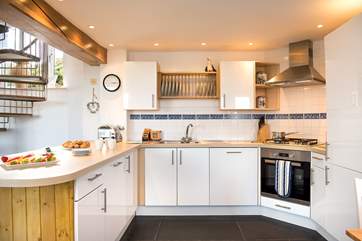 The stylish modern kitchen is very well-equipped.