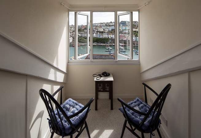 Views don't get any better than this! The second floor snug/games-room is perched overlooking the harbour and out to sea. Hours can be spent here taking in this charming and bustling fishing town.