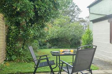 Your private garden, a real suntrap on a sunny day! The gate in the right corner takes you back to the parking-area in front of the owners' house.