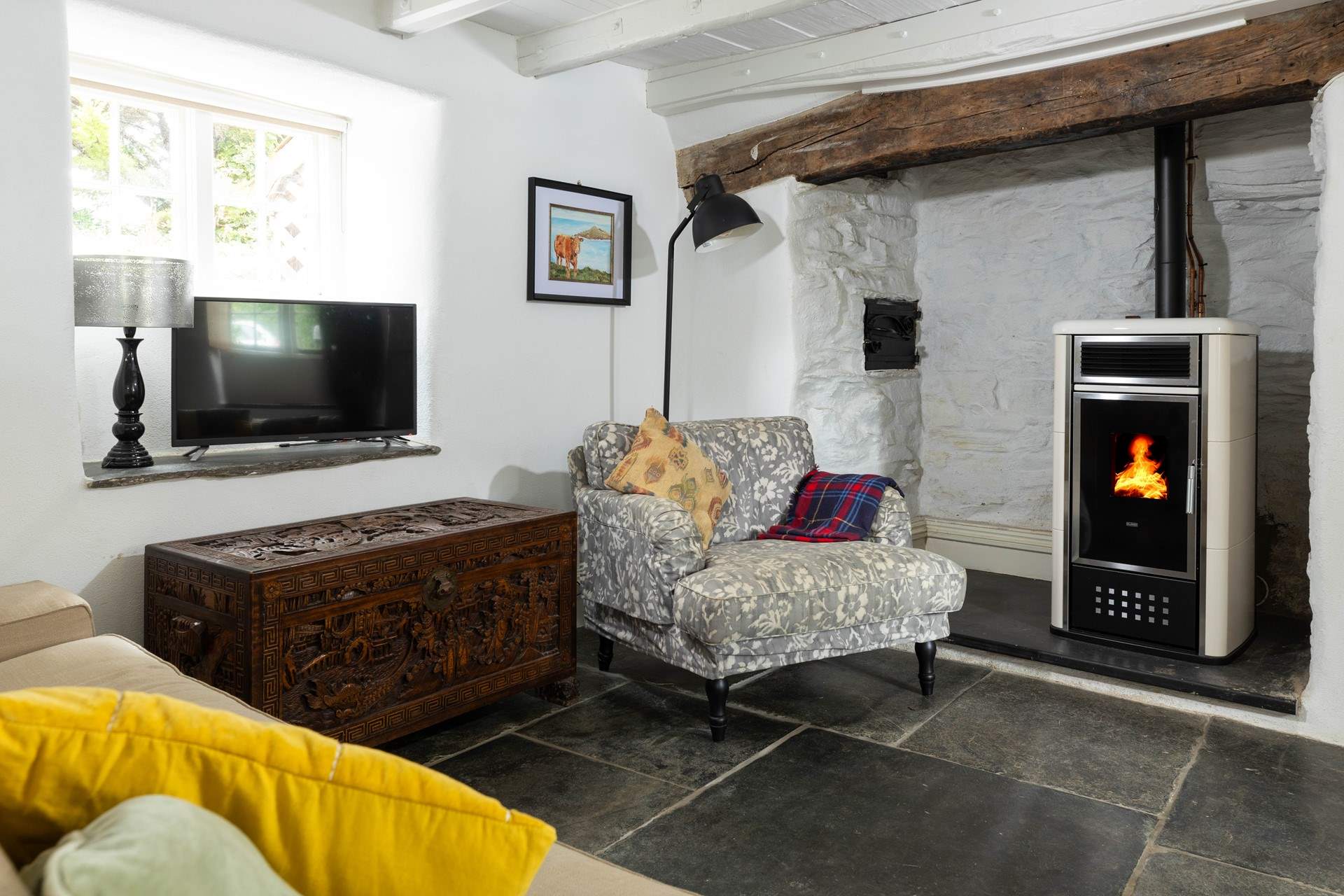 The super pellet-burner makes the sitting-room warm and cosy all year round.