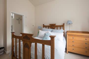 Little Ridge has a super comfy 4' 6 bed and en suite shower-room.