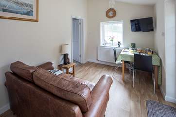 Compact and cosy, Little Ridge is self contained, yet in the garden of Ridge House, ideal for a family holiday with a little quiet time.