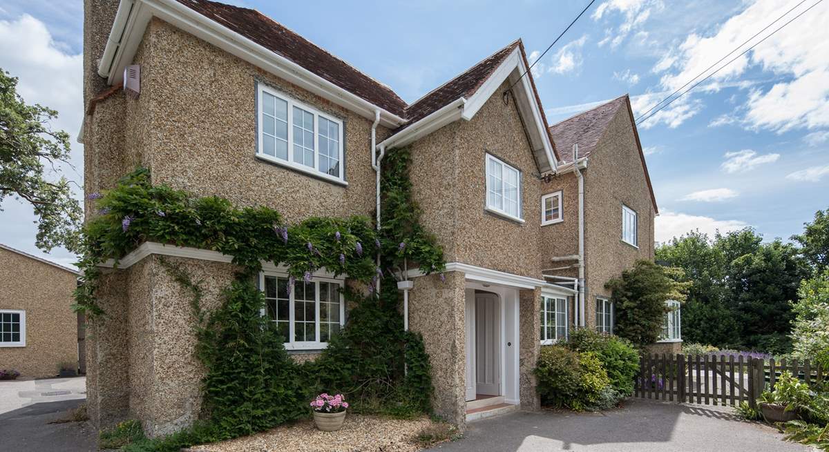 Ridge House is a delightful family home just a five minute flat walk to the village centre.