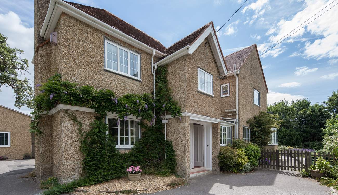 Ridge House is a delightful family home just a five minute flat walk to the village centre.