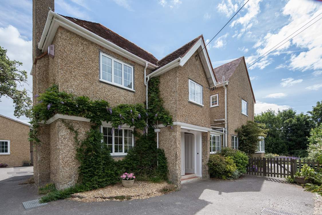 Ridge House is a delightful family home just a five minute flat walk to the village centre.