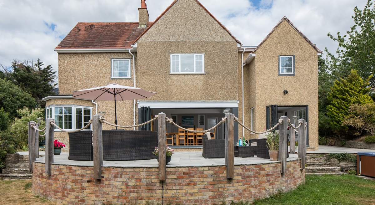 This fabulous terrace and the folding doors create a wonderful space, with super comfy garden furniture.